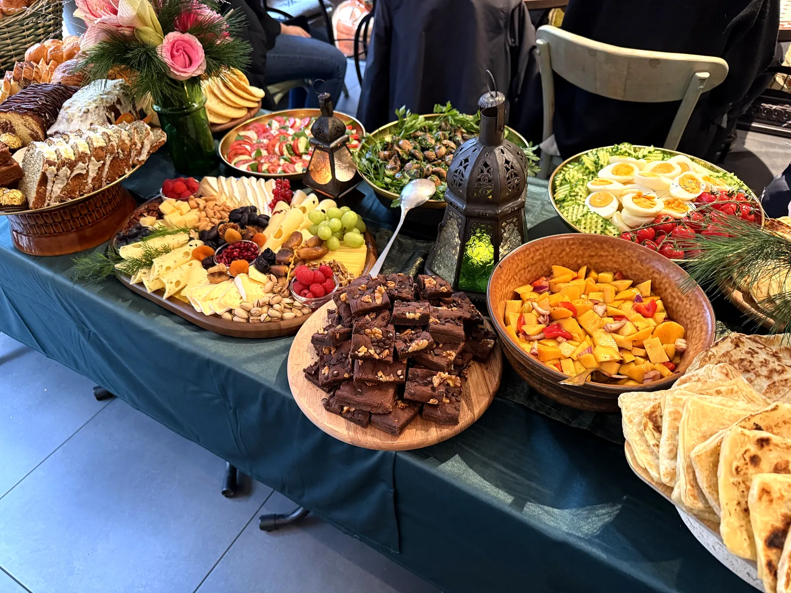 Festliches Buffet mit Vorspeisen, Gebäck, Salaten und Desserts