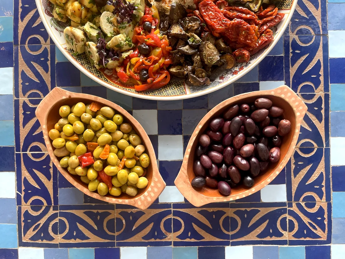 Antipasti mit grünen und schwarzen Oliven